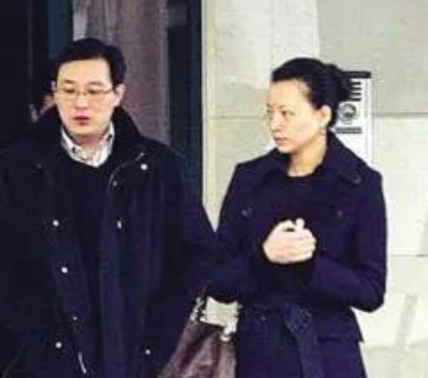 蜜春雷是上海著名的企业家,上市公司大老板. 董卿是家喻户晓的主持人.