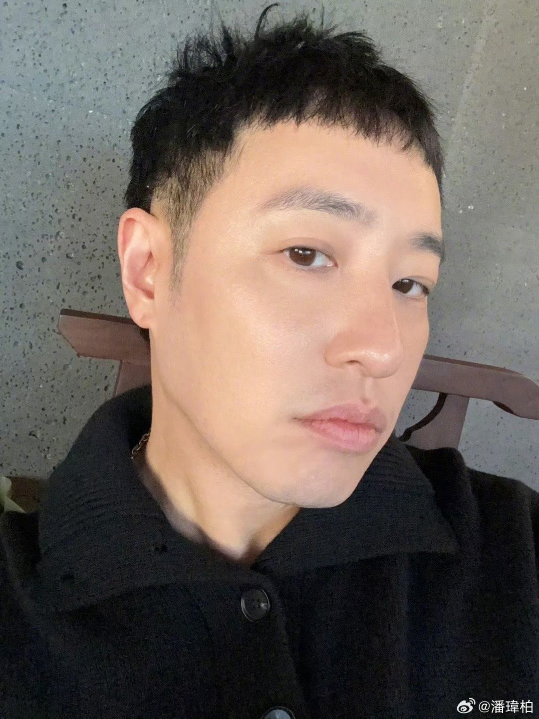 潘玮柏发际线不保了!