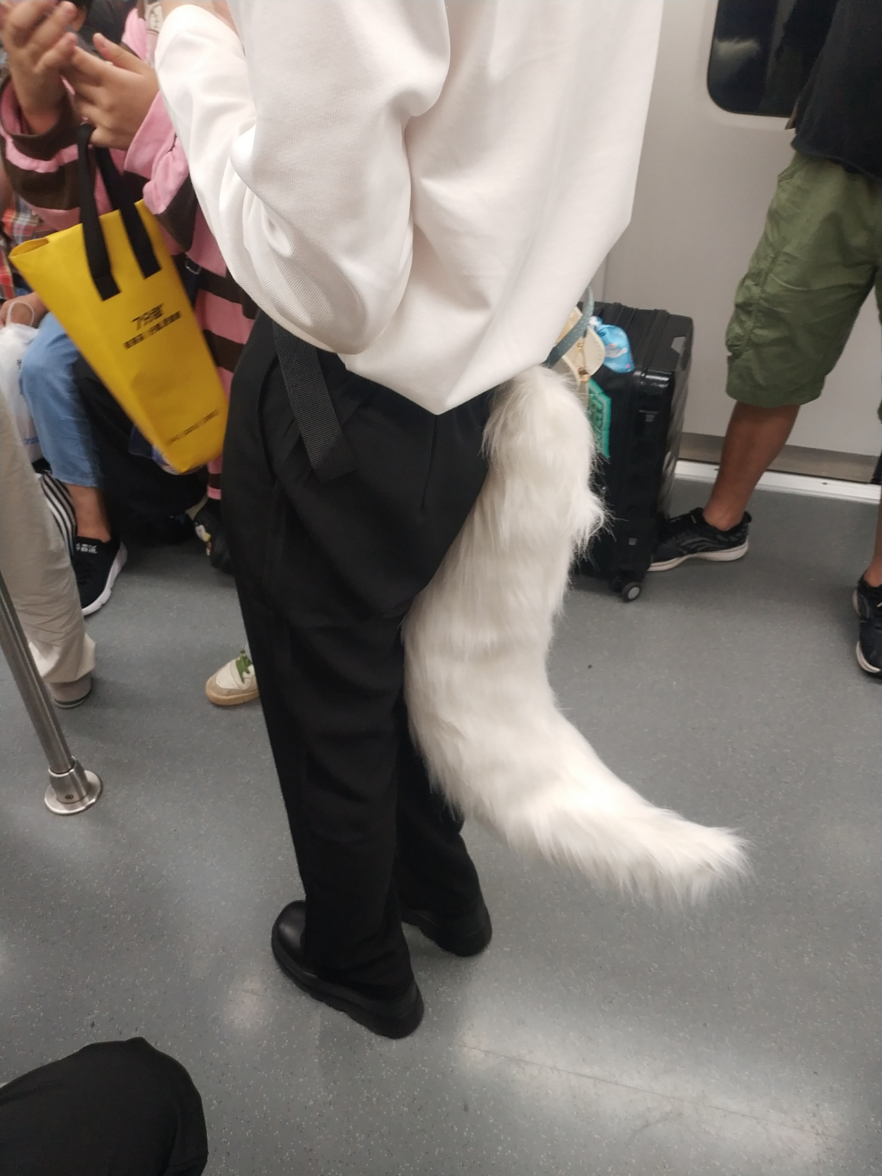 如果人类长了尾巴会是这样的吗?