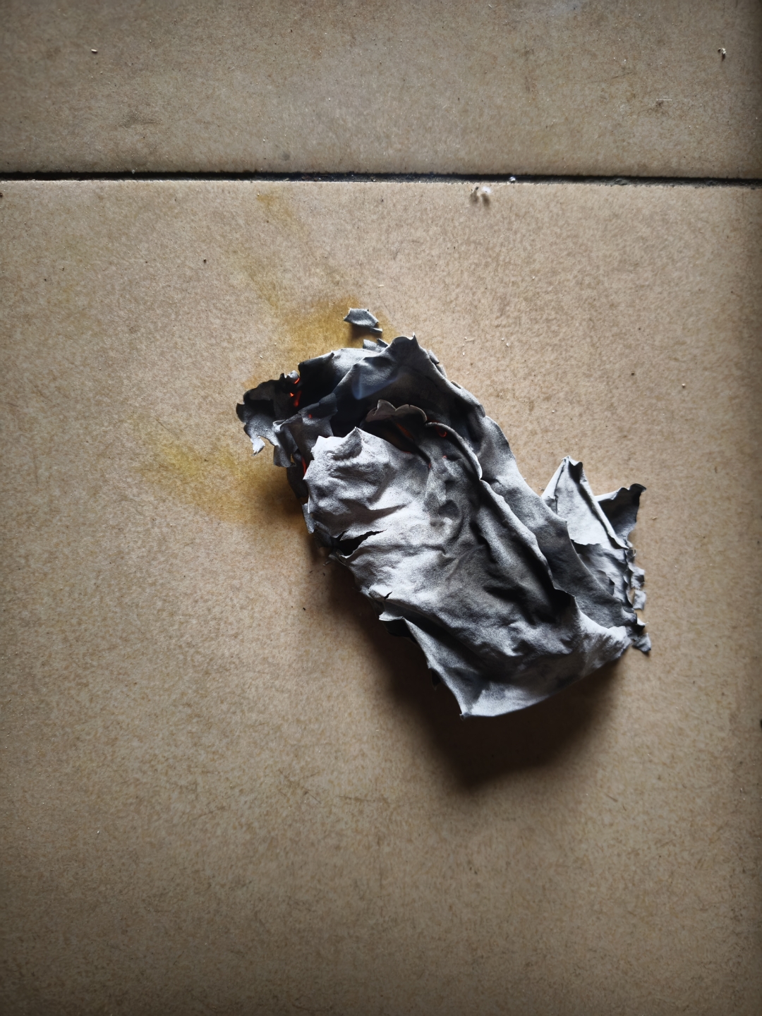 家里有装修潮湿发霉的装修脱落的,墙体开裂的!这不是简单的装修问题