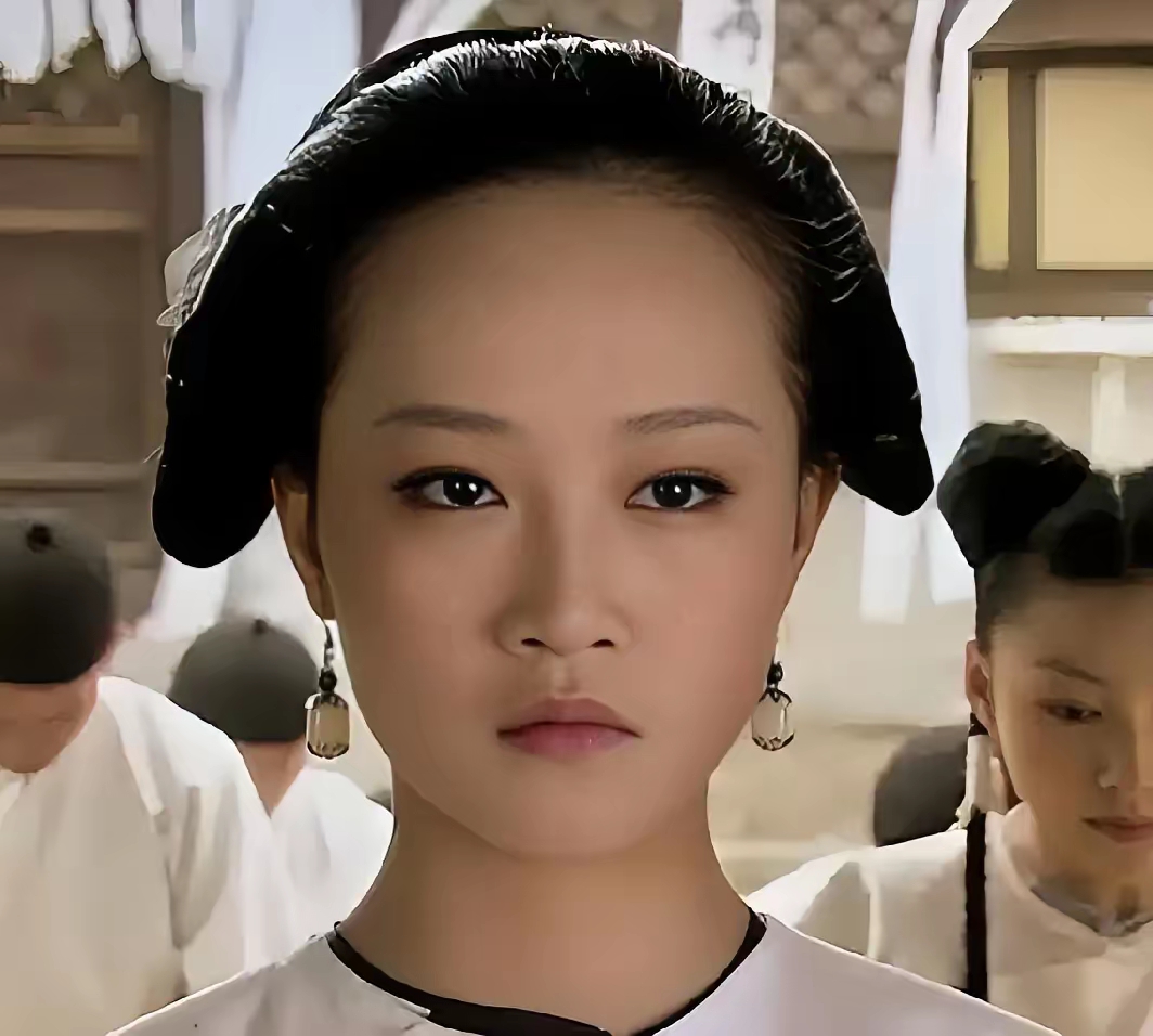 如今,蓝盈莹却能大方露出标准笑容,背后秘诀就是长达三年的筷子训练法