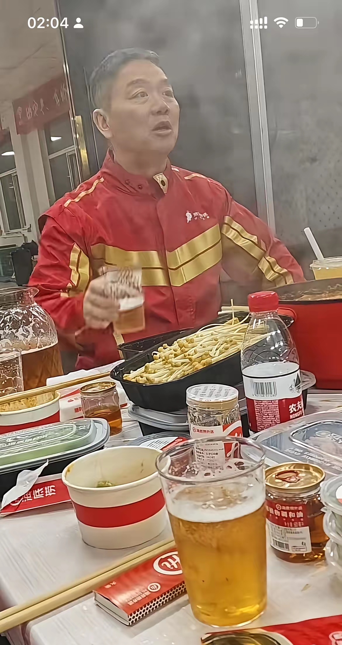 他这么大岁数,喝酒一点不含糊,别人一干杯,他立马举杯一口闷