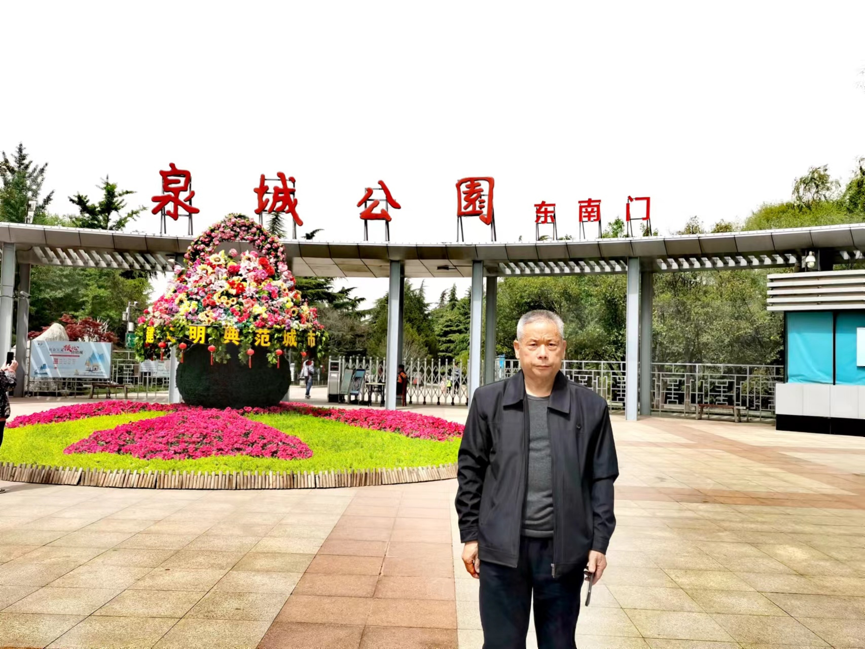 李世文61老叔您好,泉城公园北门位于经十路体育馆东侧,南门对过是