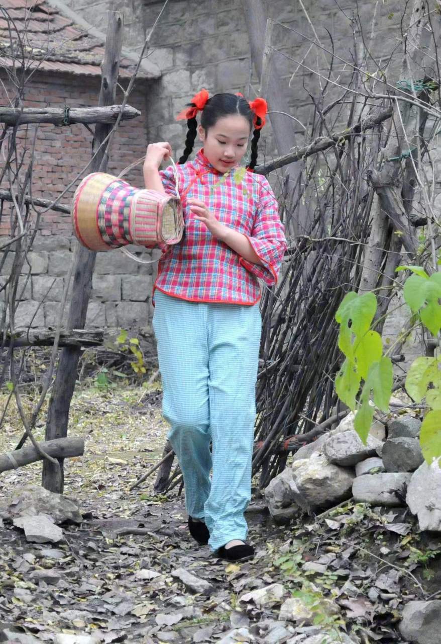 敦朴/题图/曹瑜(内蒙古) 露润粗衣厚赠香,风坚弱体劲遒刚.