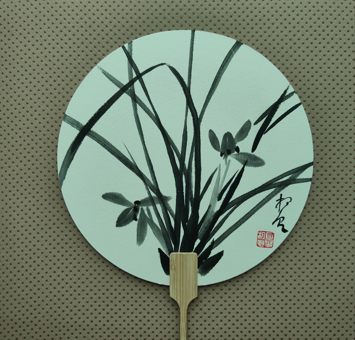 扇面圆形,纯净的白色背景,淡雅中透着高贵