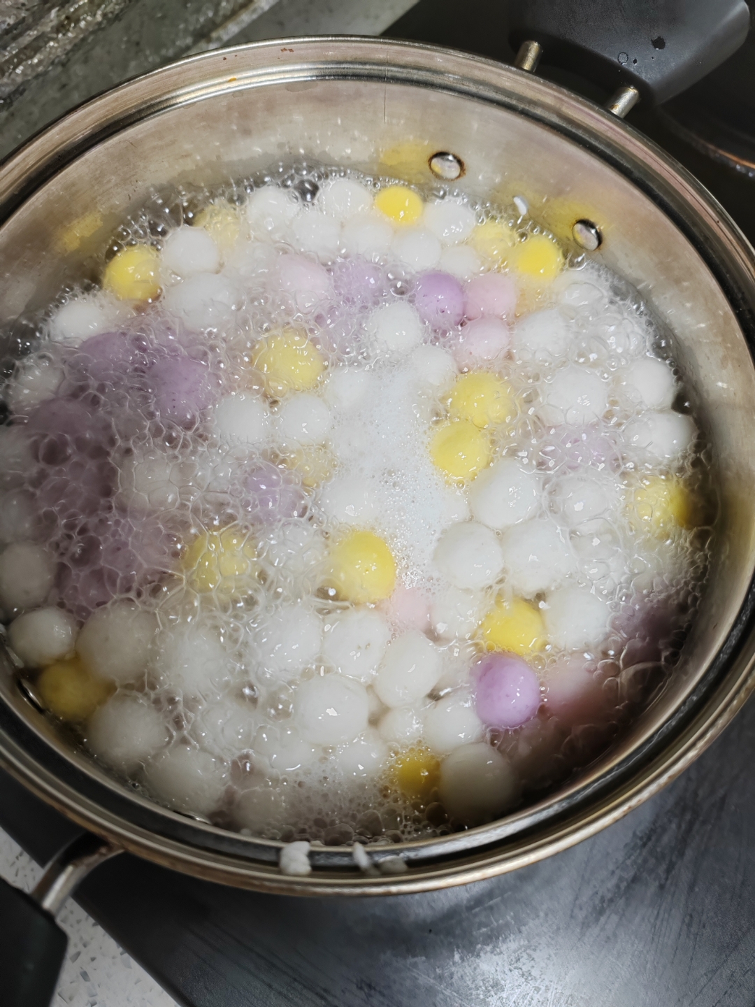 她们老说早上要吃汤圆,我就买了一包大的,她们说不是这个,小的才好吃