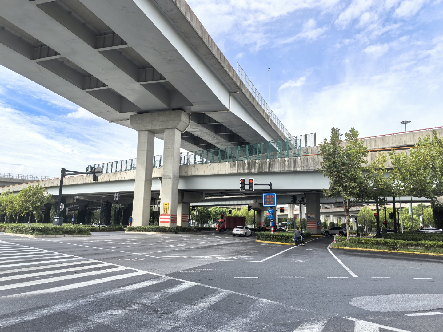 通勤路上随手拍#  上海立交桥路口实拍
