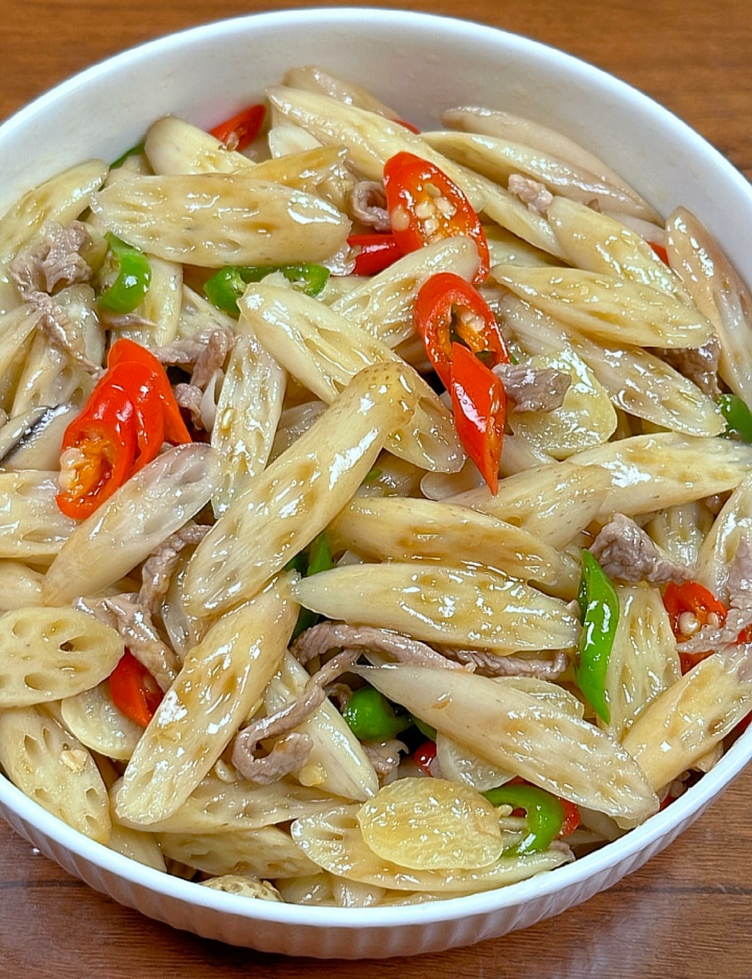 小炒藕带 藕带切片用盐水泡5分钟,再冲洗一遍,放猪肉青红辣椒,蒜片,断