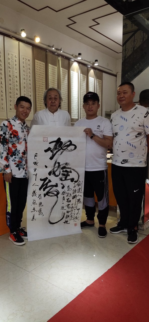 书法家提中太先生助力任丘市【百姓书画苑】直播间,挥毫泼墨为网红