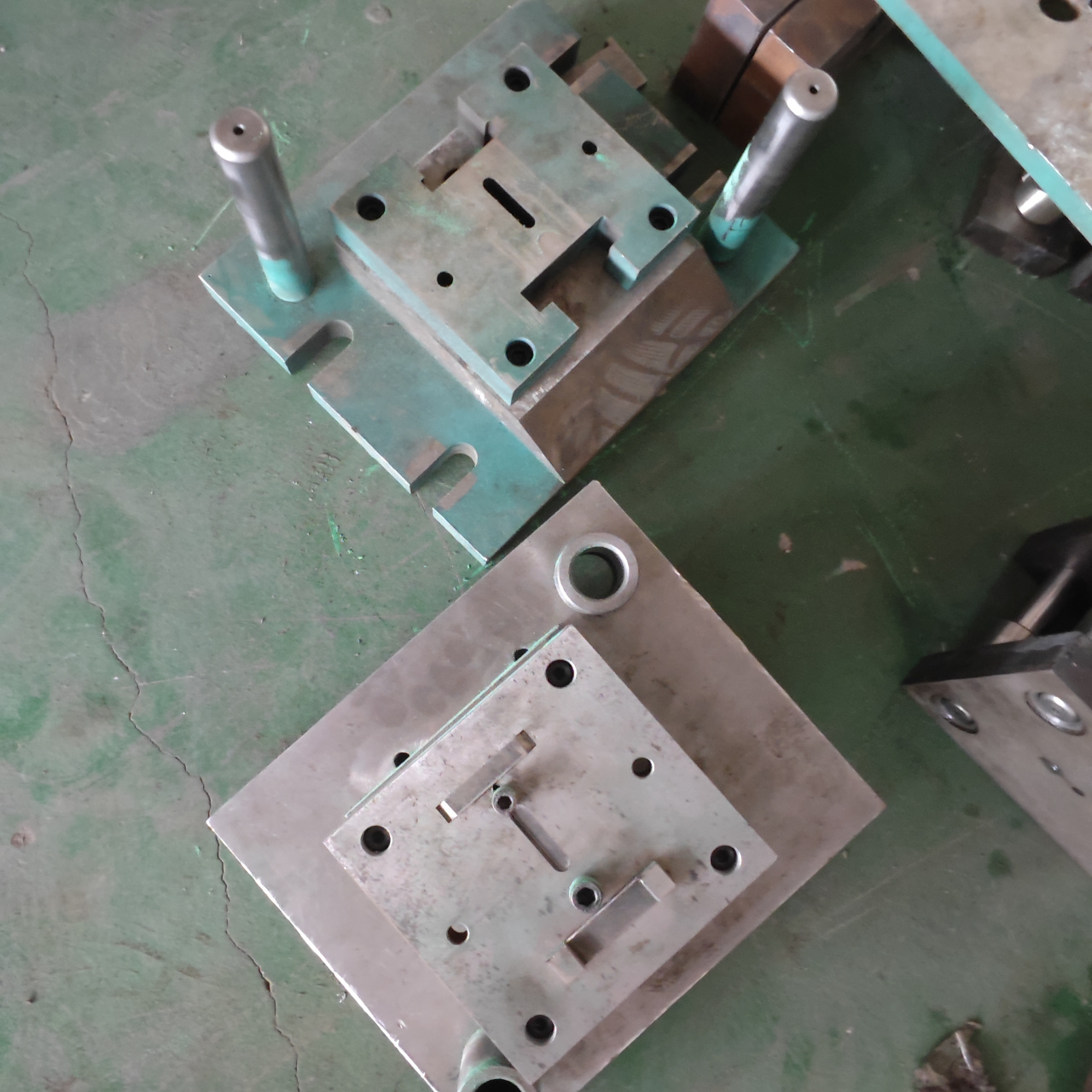 冲孔模具  液压冲孔模具  打孔切断冲压模