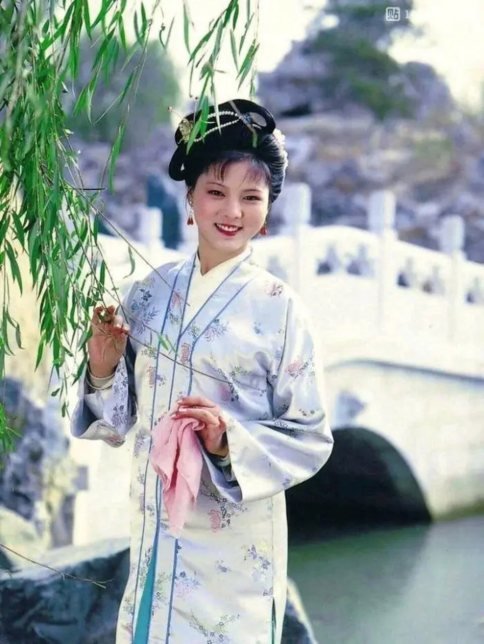 袭人,全名"花袭人",是曹雪芹所著中国古典小说《红楼梦》中的重要人物