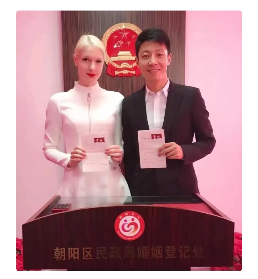 撒贝宁的妻子李白金发碧眼身材曼妙有致面容清丽动人气质优雅出众