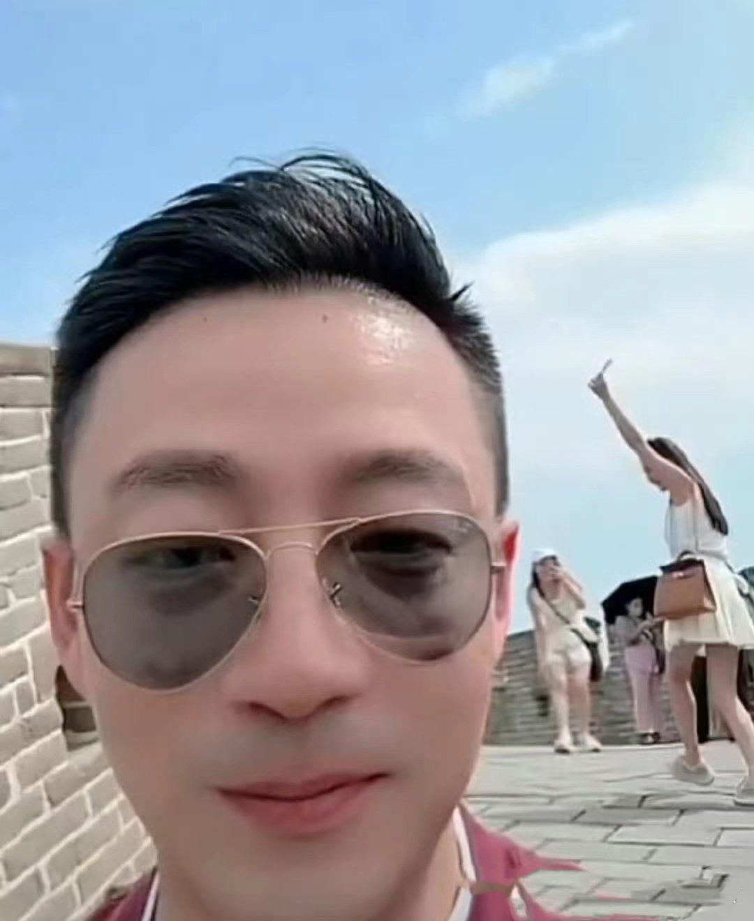 汪小菲和马晓梅携手踏上长城之旅