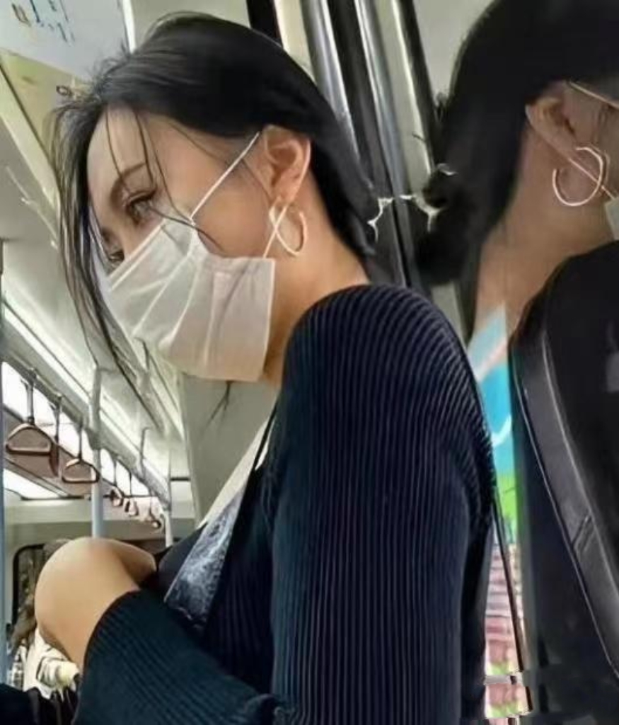 今天在地铁里,瞧见个超美的姑娘.那气质,那颜值,简直绝了!