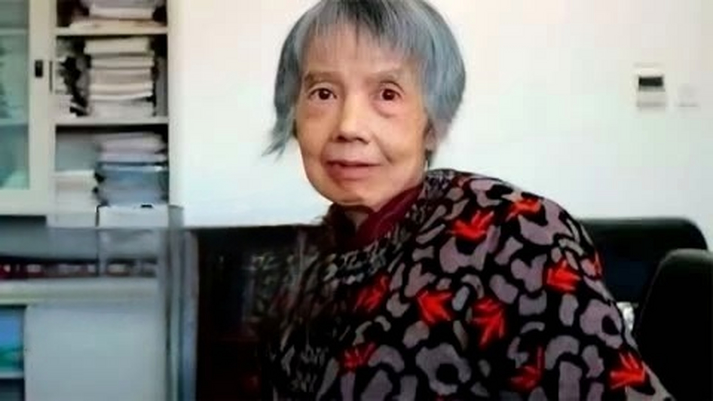 中国芯片之母黄令仪老师说:"我这辈子最大的心愿就是匍匐在地,擦干