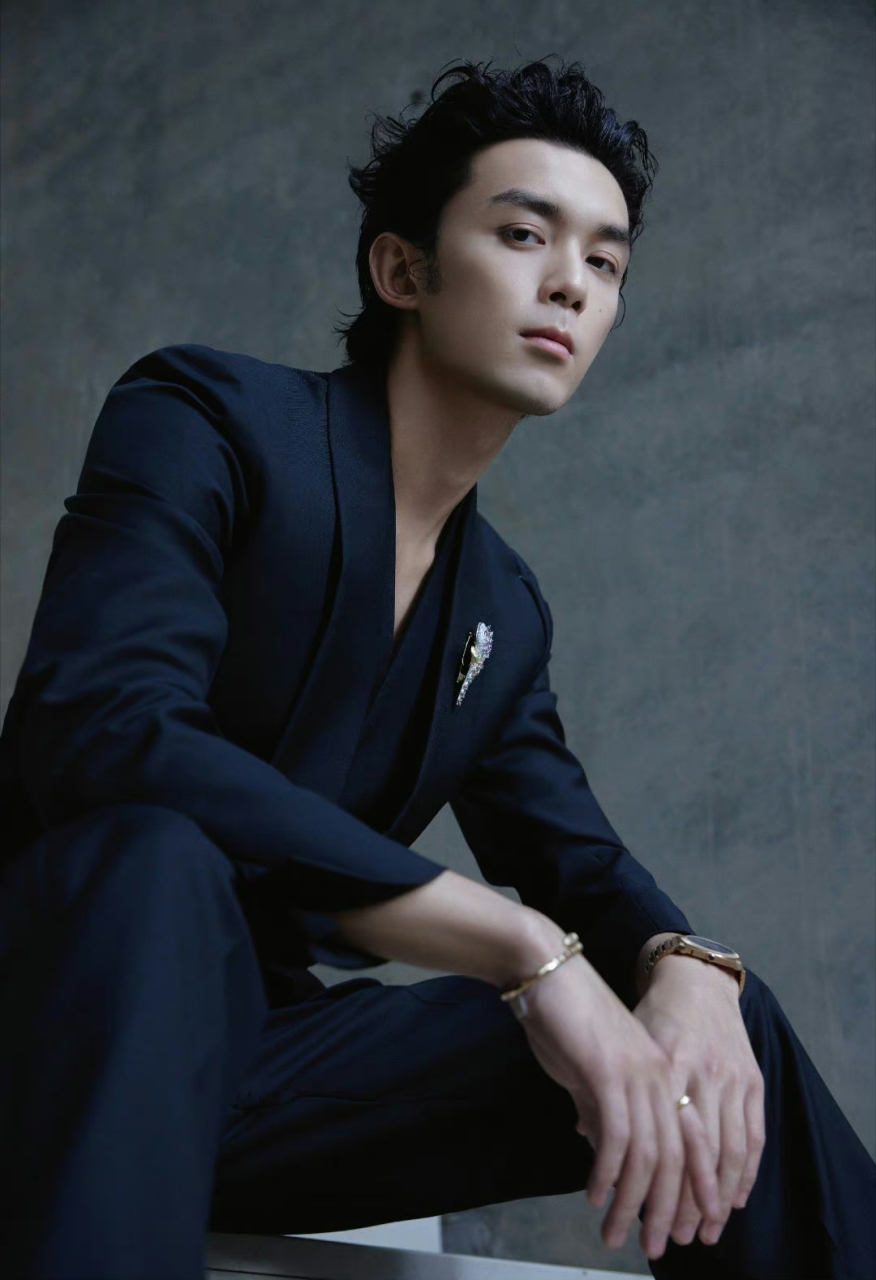 看到今天宝格丽活动,吴磊的造型,吓一跳,太成熟了,差点没认出来.