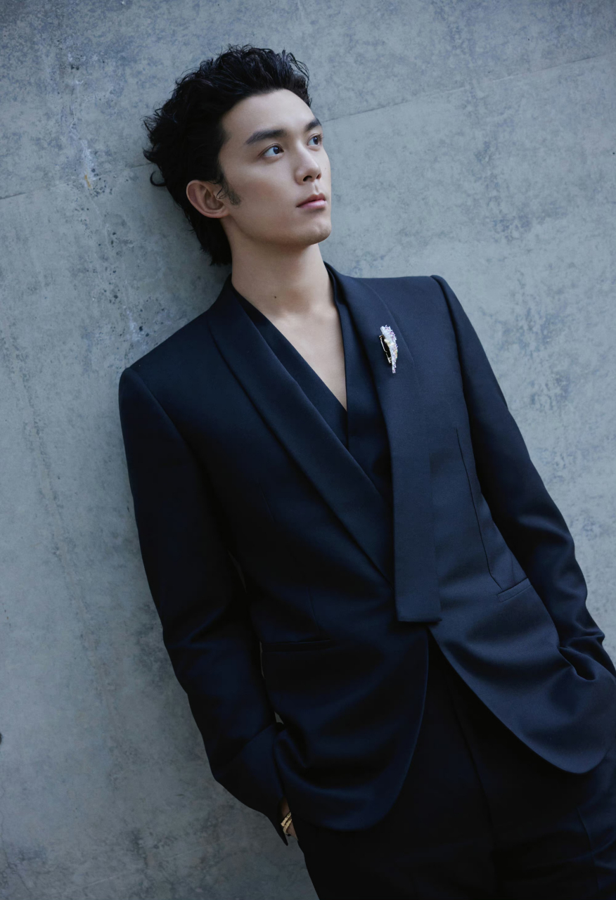 看到今天宝格丽活动,吴磊的造型,吓一跳,太成熟了,差点没认出来.