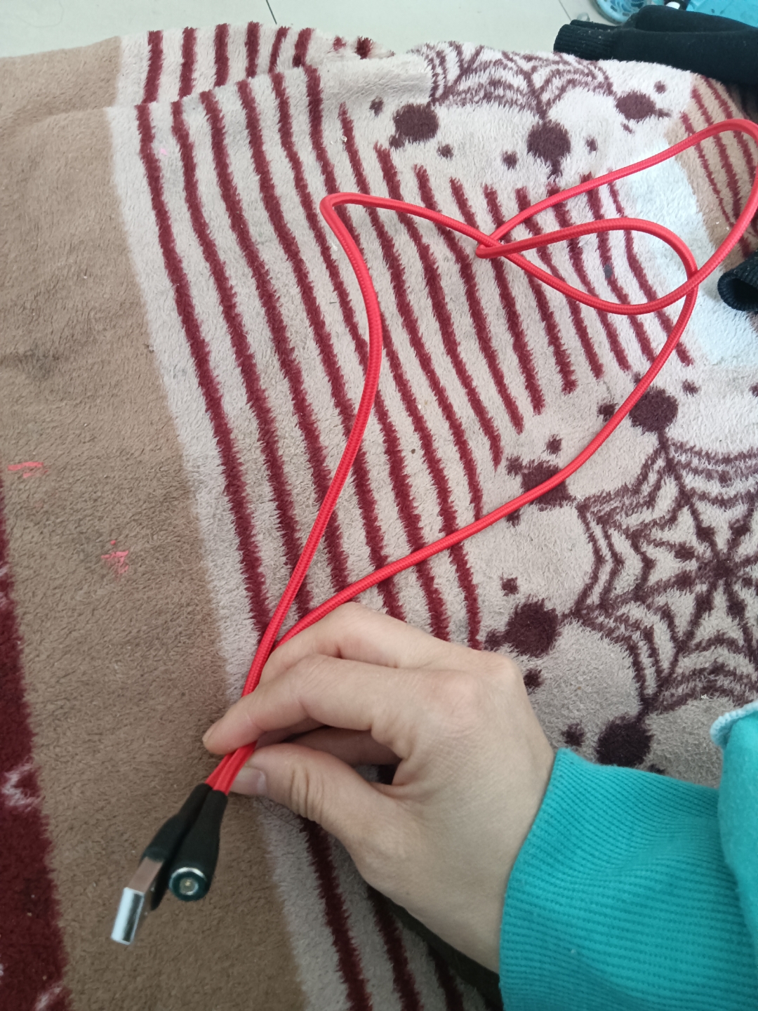 求剪断这样磁力充电器线的图片急急急