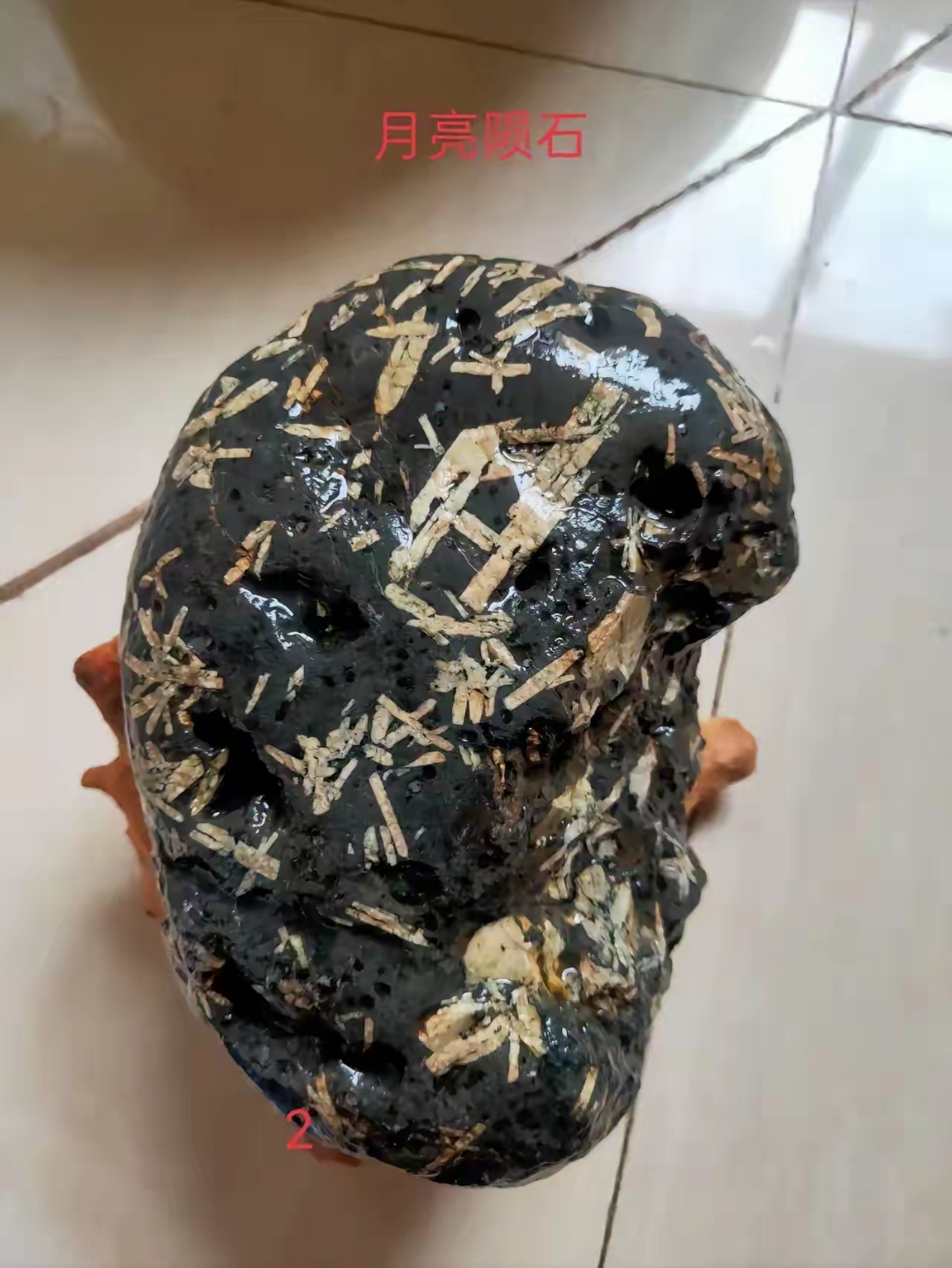 这块月亮陨石的价值难以估量,它不仅仅是一块石头,更是一件集稀有