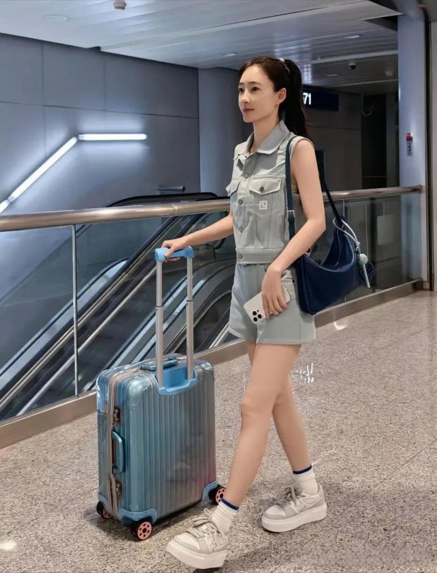 素颜女神王丽坤感觉像20多岁的,身材保持的不错,一个人出行需要注意点