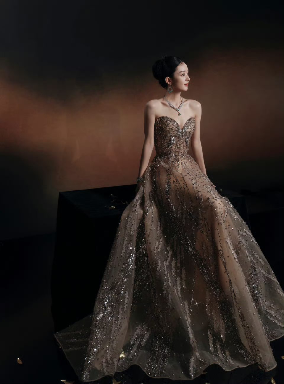 赵丽颖参加2024微博之夜,荣获微博queen,当晚穿着两套高定礼服,非常