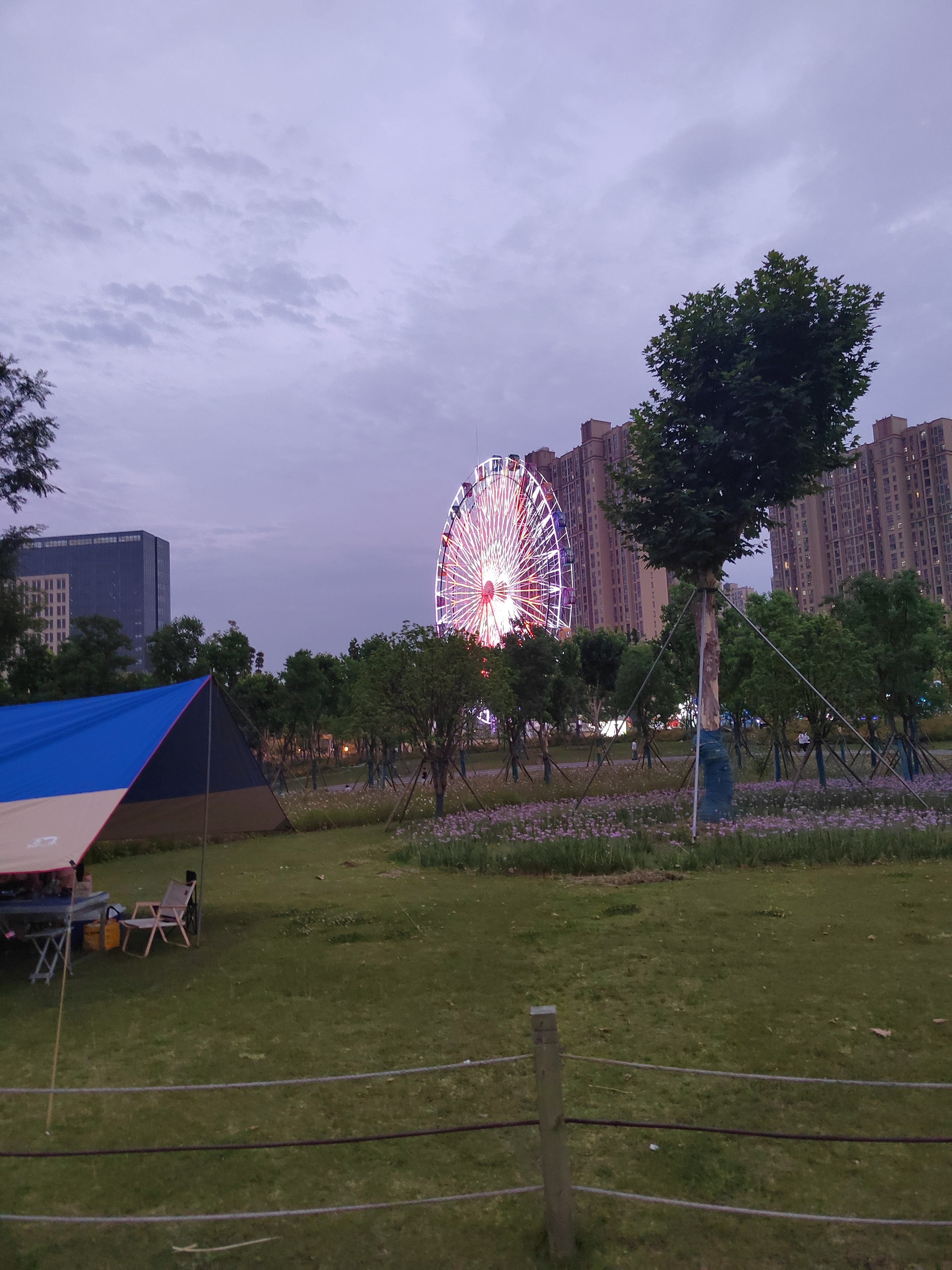 为了减肥 晚上又步行了10公里 从6:30走到9点回到