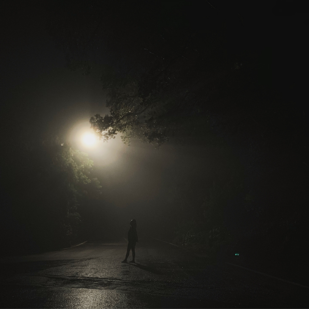 然而,正是这份孤寂,让我们得以聆听内心的声音,重新认识自我