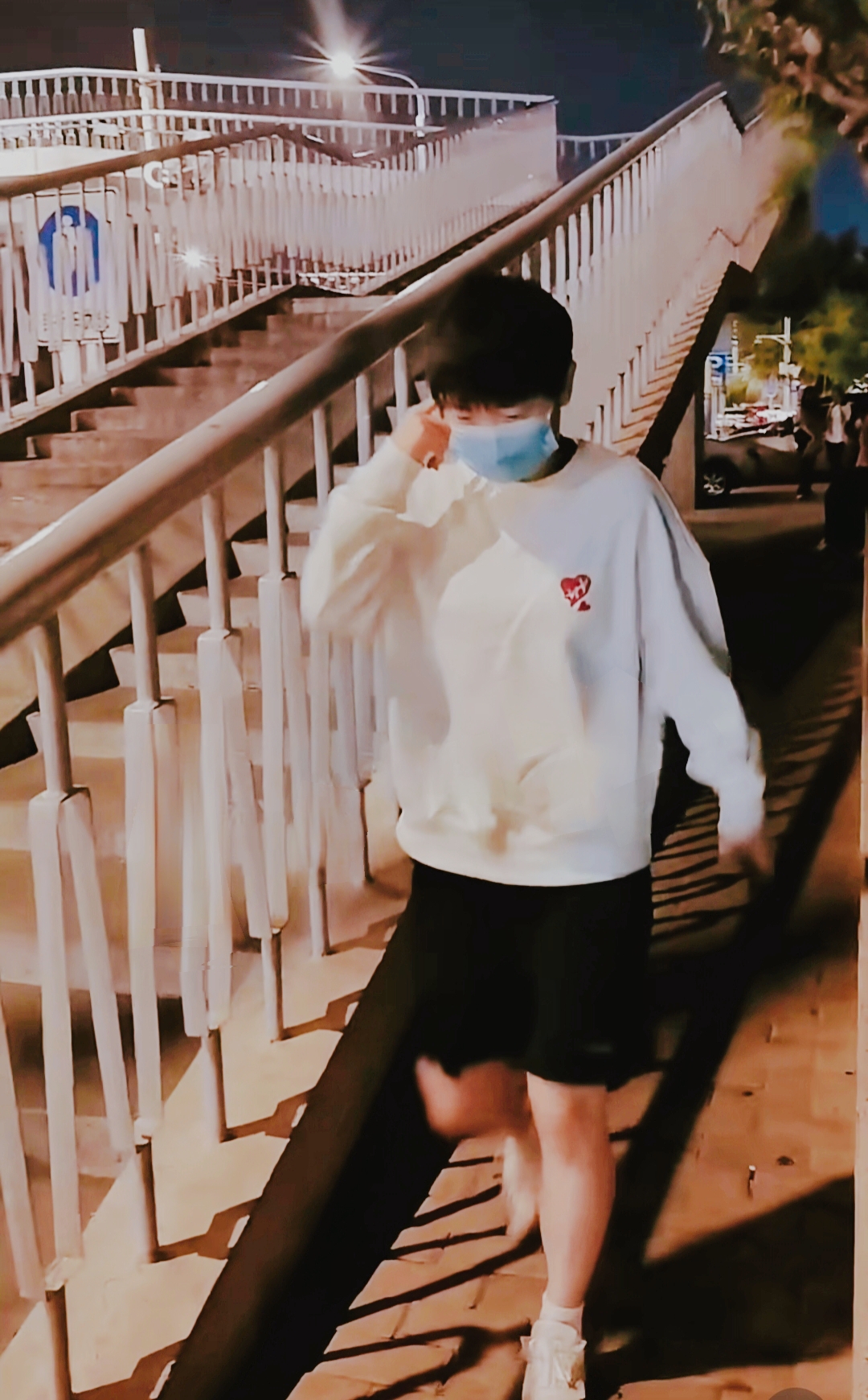 孙颖莎白天和大头差不多时间出去的,披星戴月的回到了体育总局宿舍.