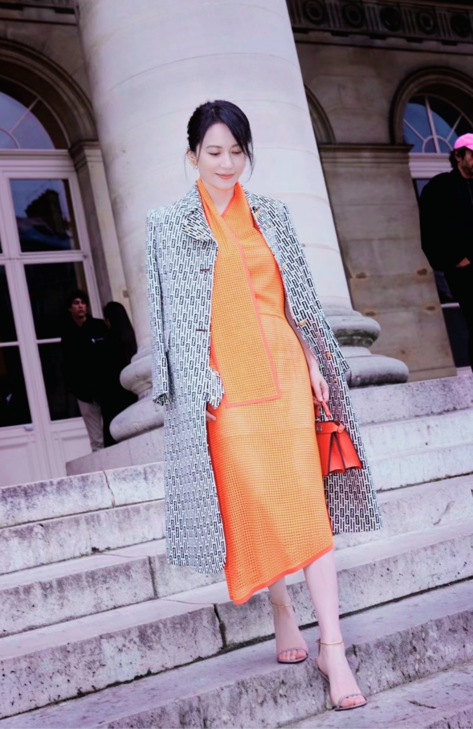 俞飞鸿的时尚穿搭分享 53岁的俞飞鸿巴黎时装周fendi高定秀[比心]