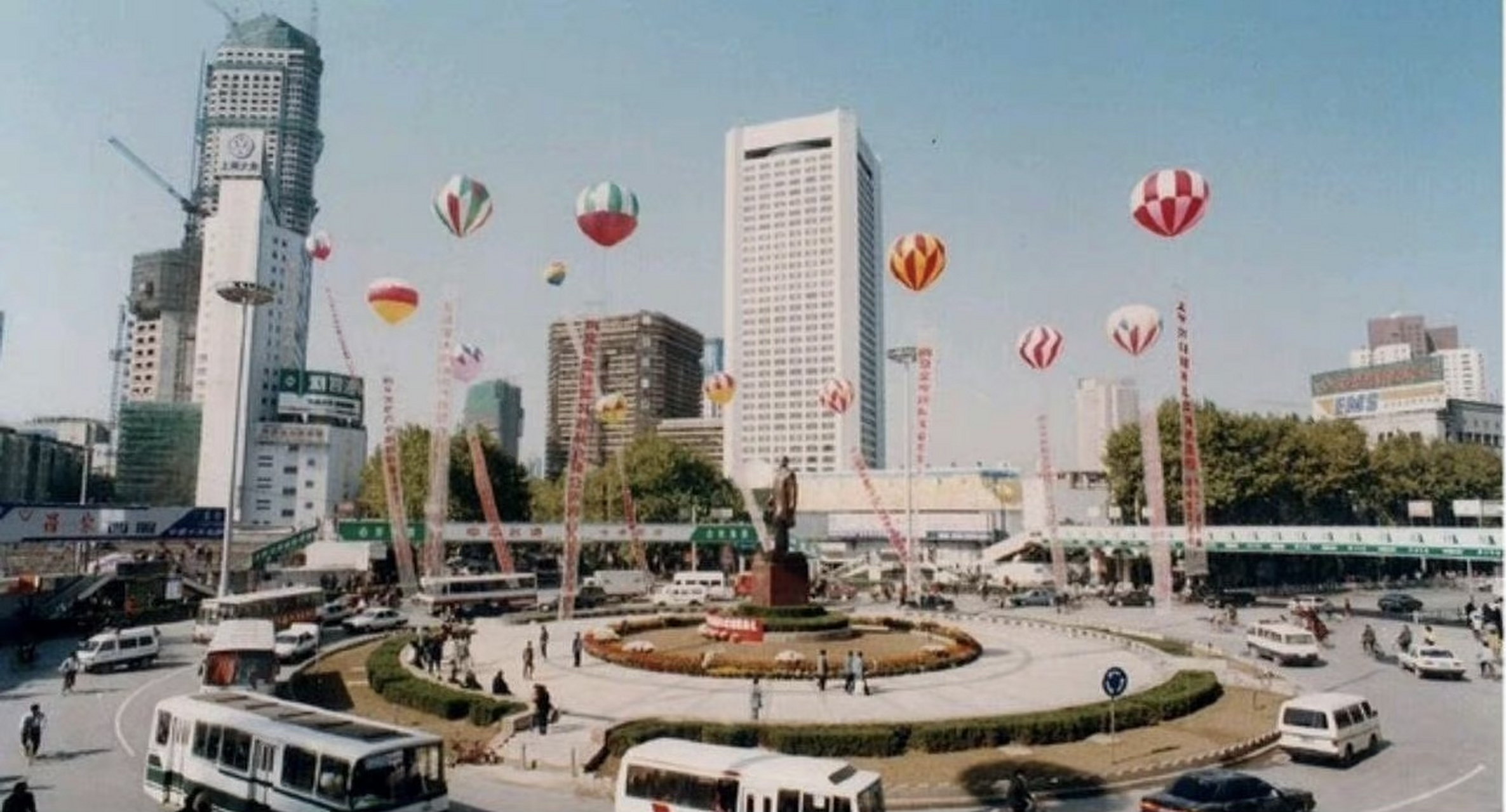 江苏南京老照片:90年代新街口繁华状况,秦淮河美景,你见过吗?