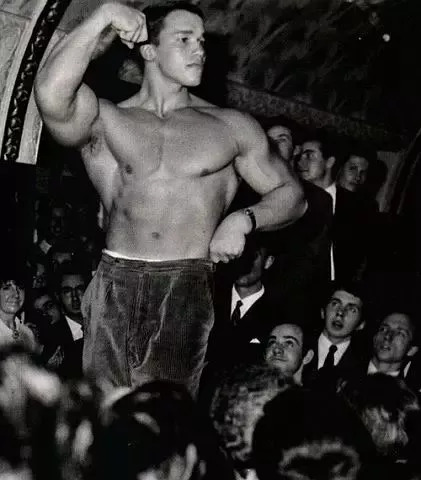 今天看到阿诺18的肌肉照,真是震撼!