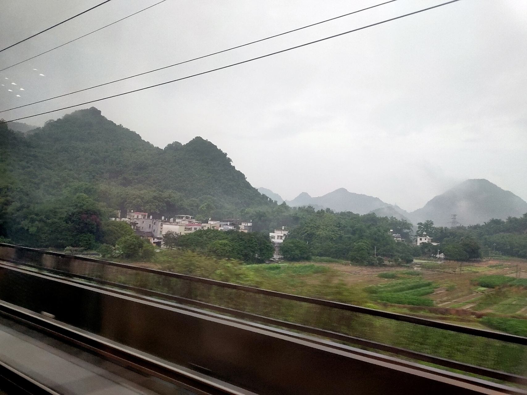 坐在高铁上 窗外的风景 总让我迷恋 山川河流 跃于眼前 五月的山川