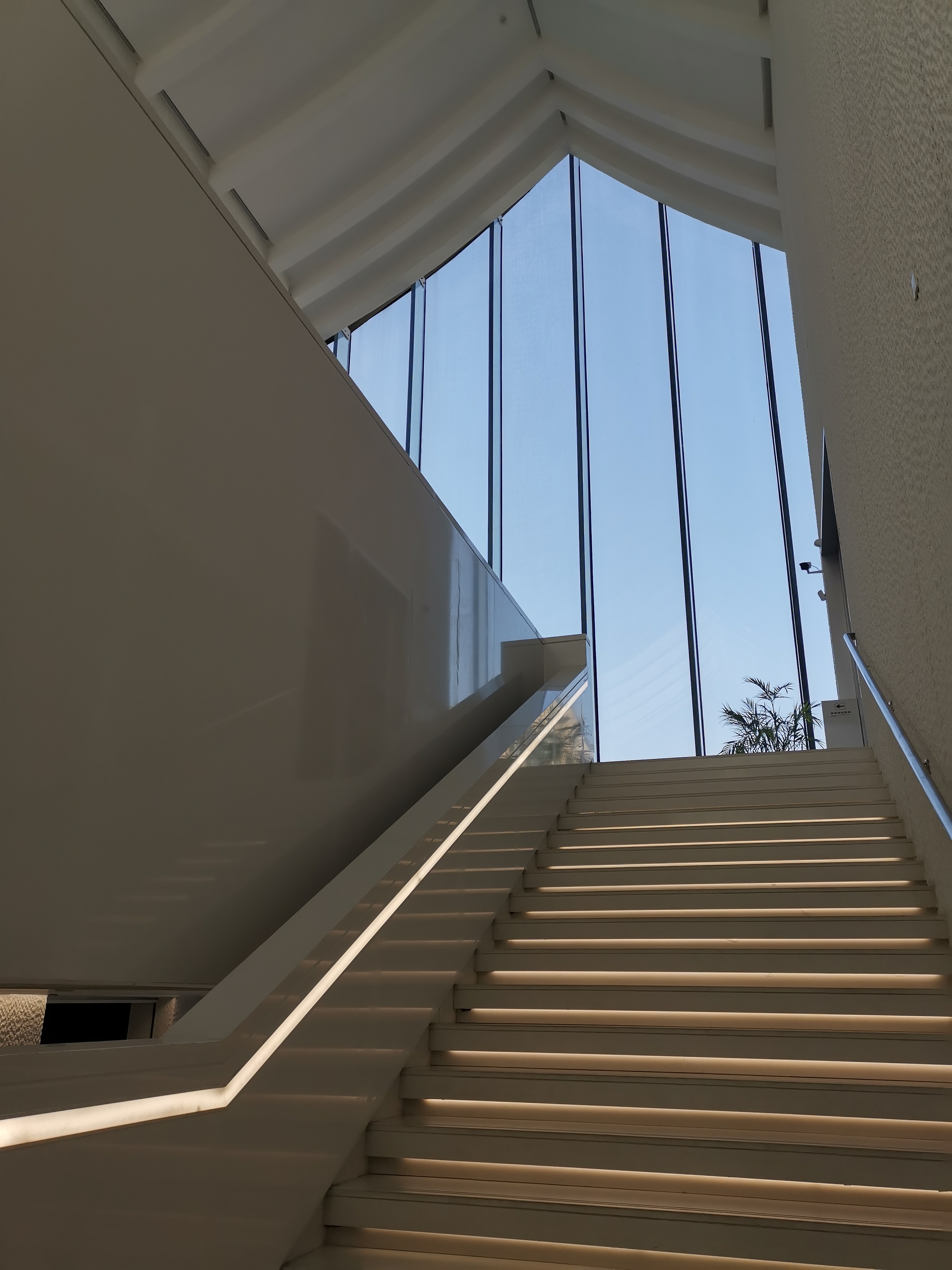 做短线并且有盈利的卖出,长线的也可以高抛低吸降低持仓成本