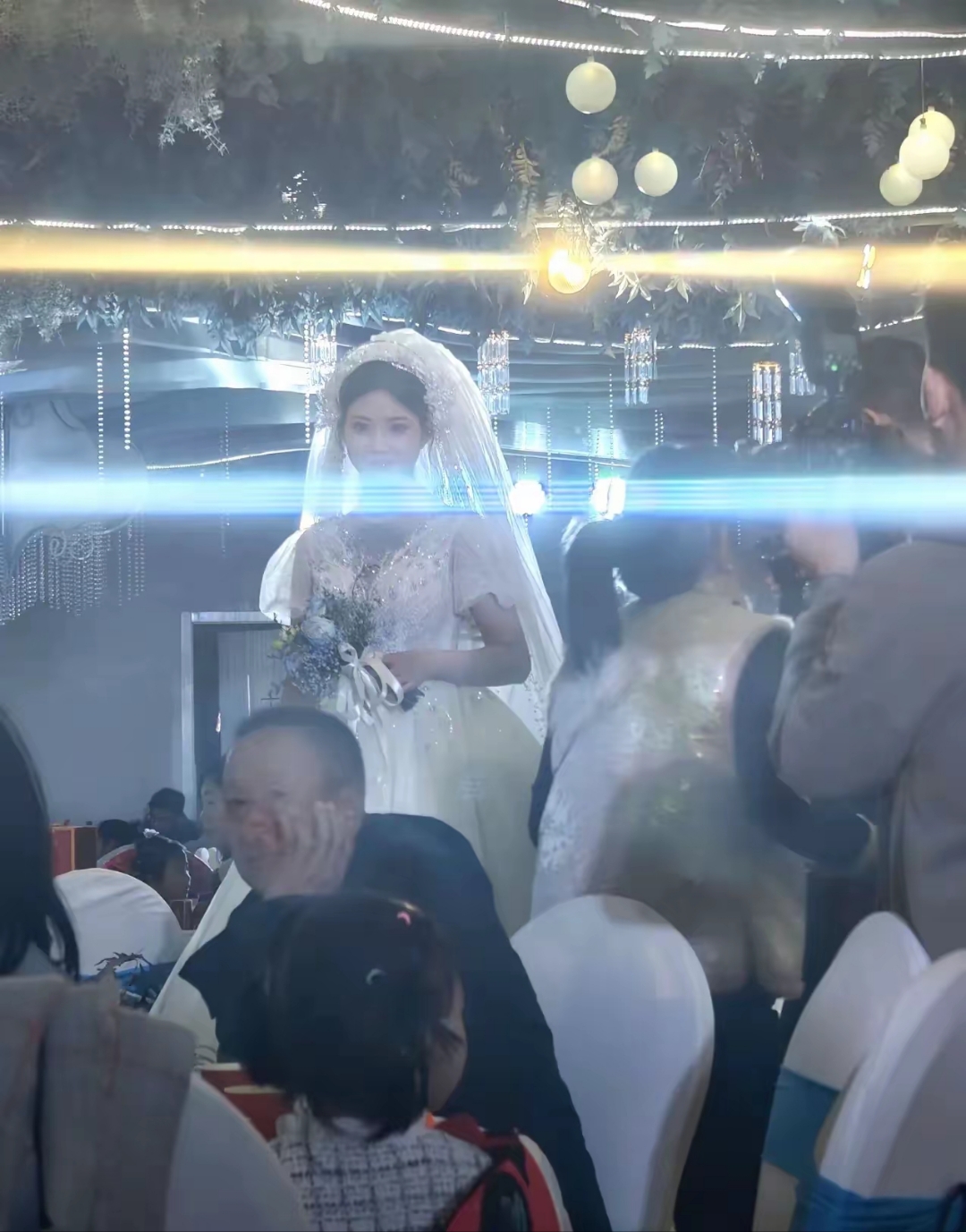 一袭香槟金色中式秀禾,在长辈围观下羞涩一笑低头不语,那颜值和幸福