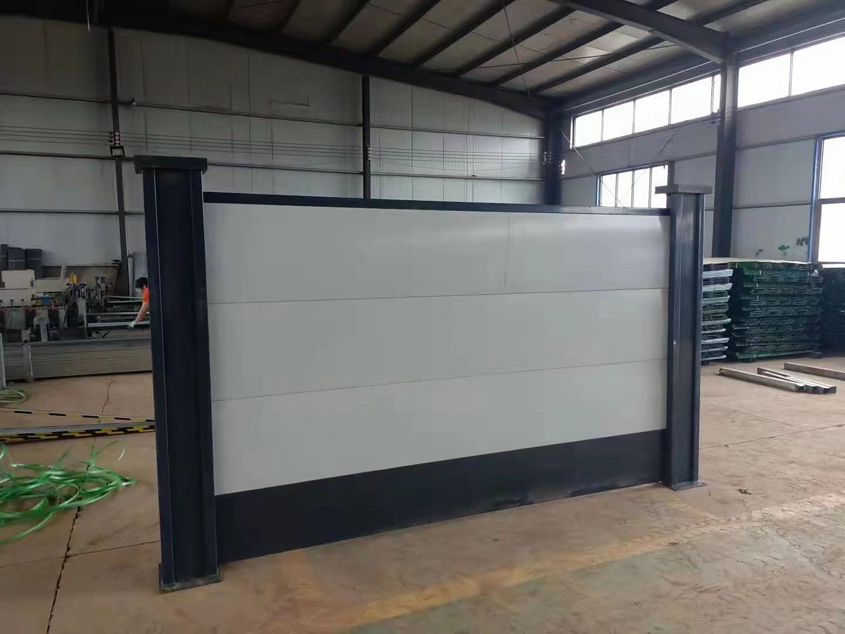 装配式围挡是彩钢板材质,整体钢质结构及构件安全性高结构牢固;可抵御