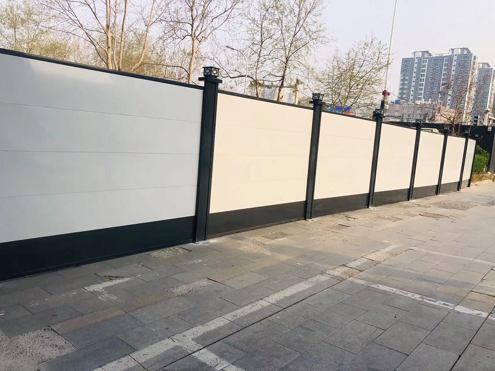 装配式围挡是彩钢板材质,整体钢质结构及构件安全性高结构牢固;可抵御