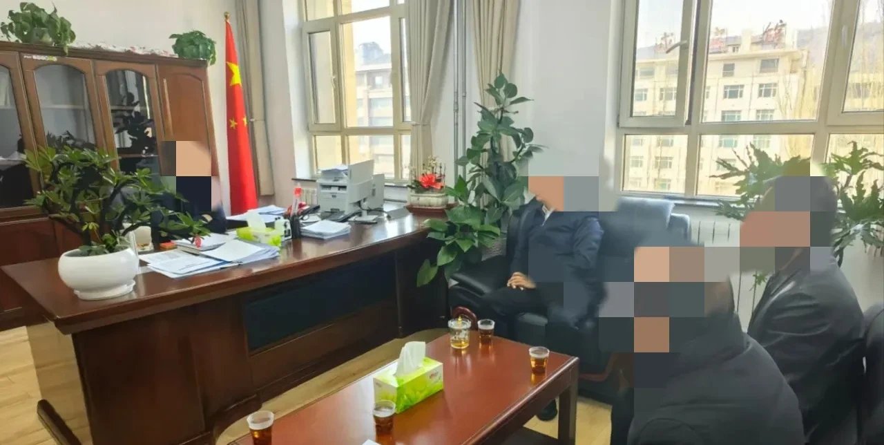 很难相信,这居然是个厅长的办公室,从布局和空间看都特别简单