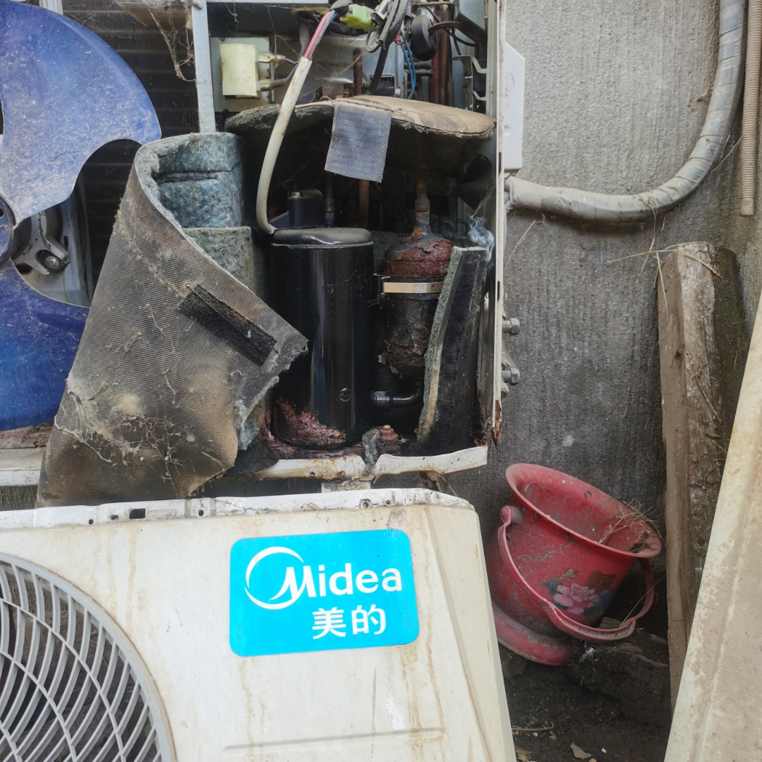 今天风机坏了,换风机才看见,压缩机快烂穿孔了,1