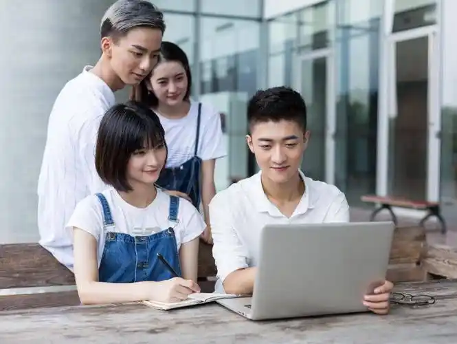 常规线下课程为主:多数大学的核心课程仍以线下课堂教学为主,尤剖是