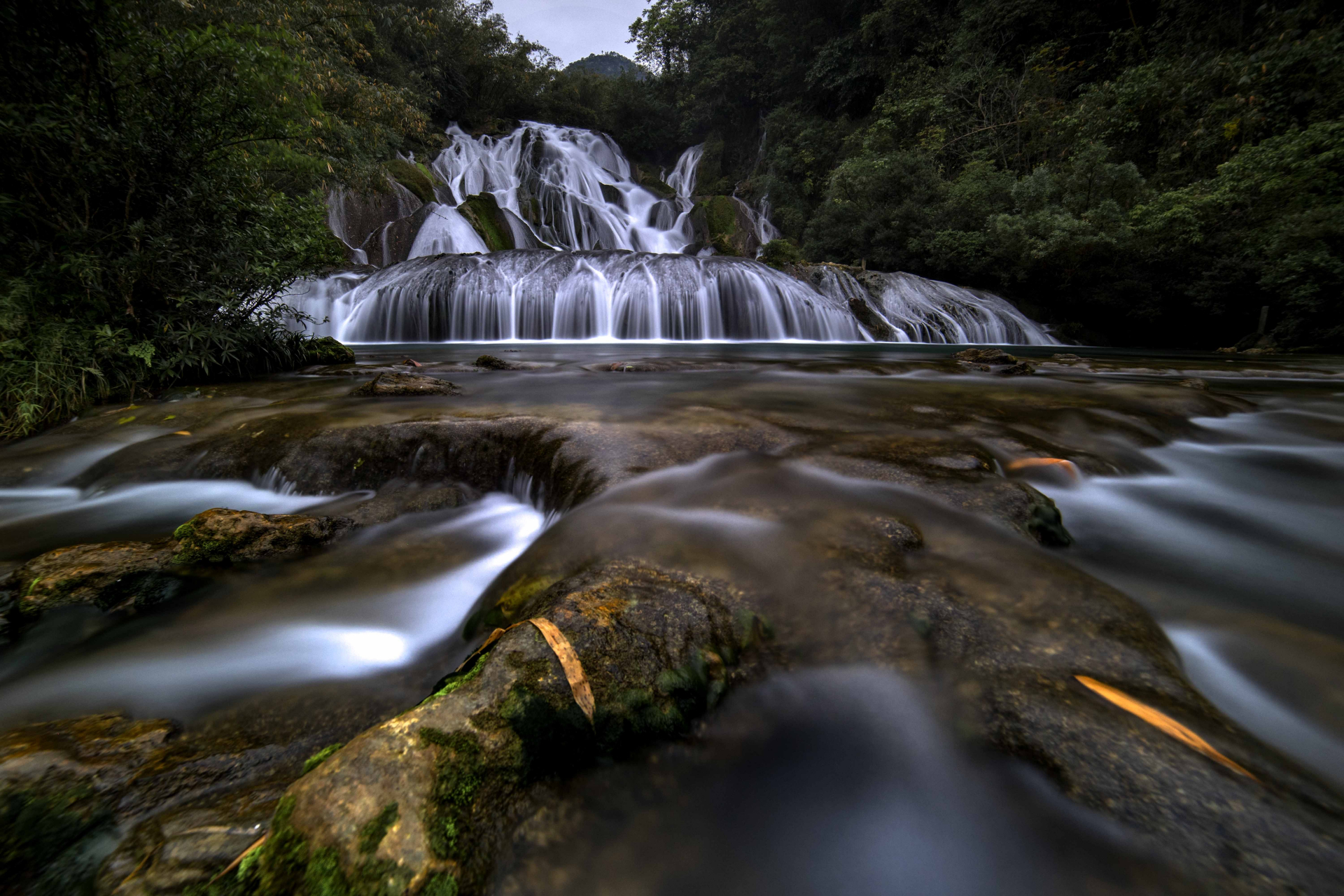 风光摄影#《水韵》通过用慢门拍摄了一个瀑布,让水别有一番韵味,髁Ζ