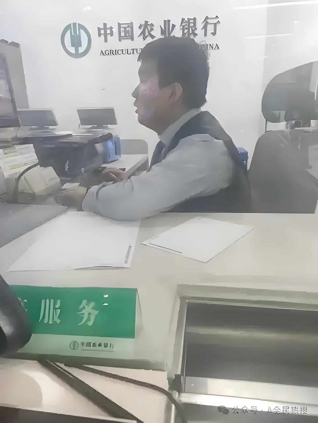 一名62岁重病老人被家属用轮椅抬至农业银行株洲田心支行办理取款业务