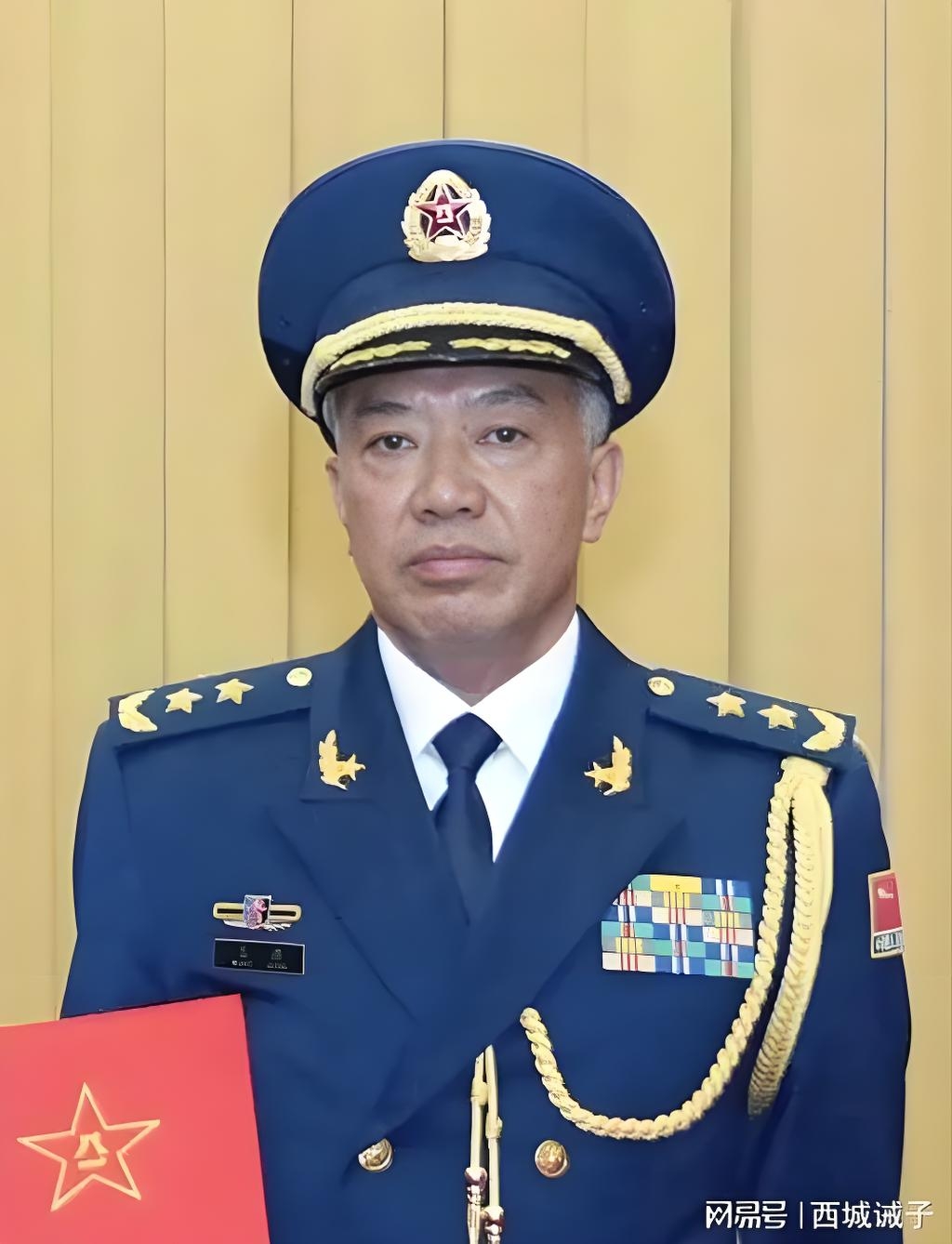 长期在空军服役,战斗机飞行员出身,具有丰富的飞行经验