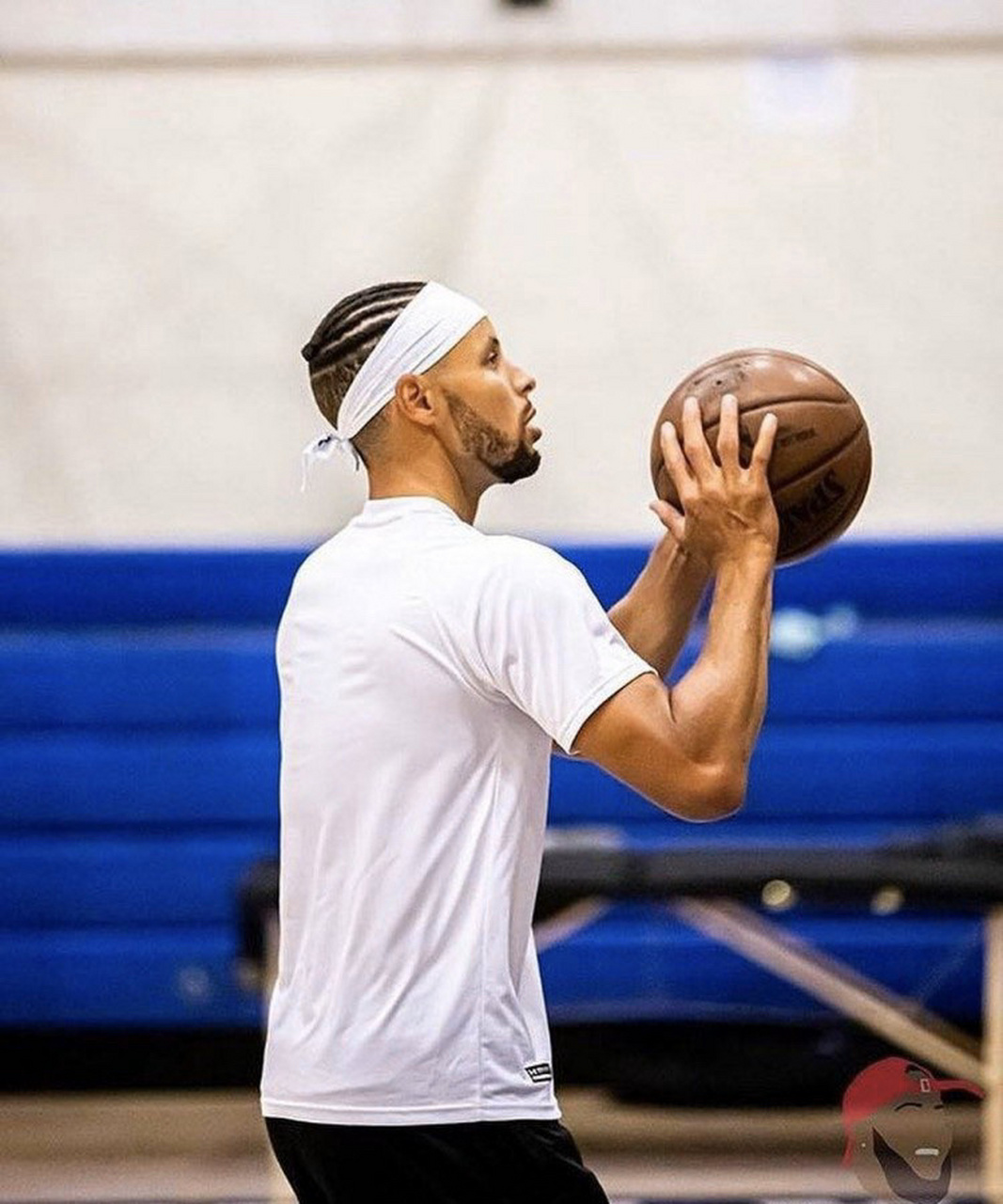 库里新造型:忍者发带加地垄沟.