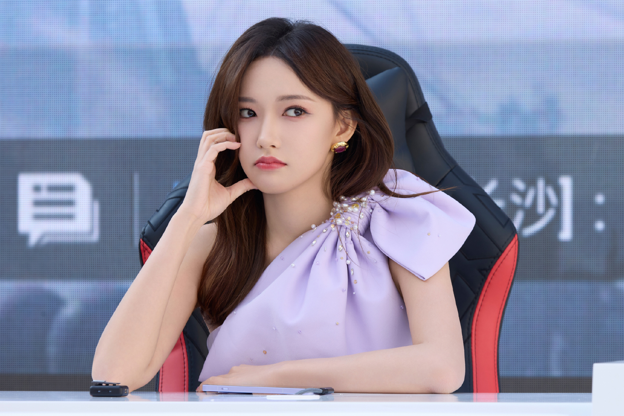 程潇在多个场合选择了紫色服装,展示了她对这一颜色的独特偏好