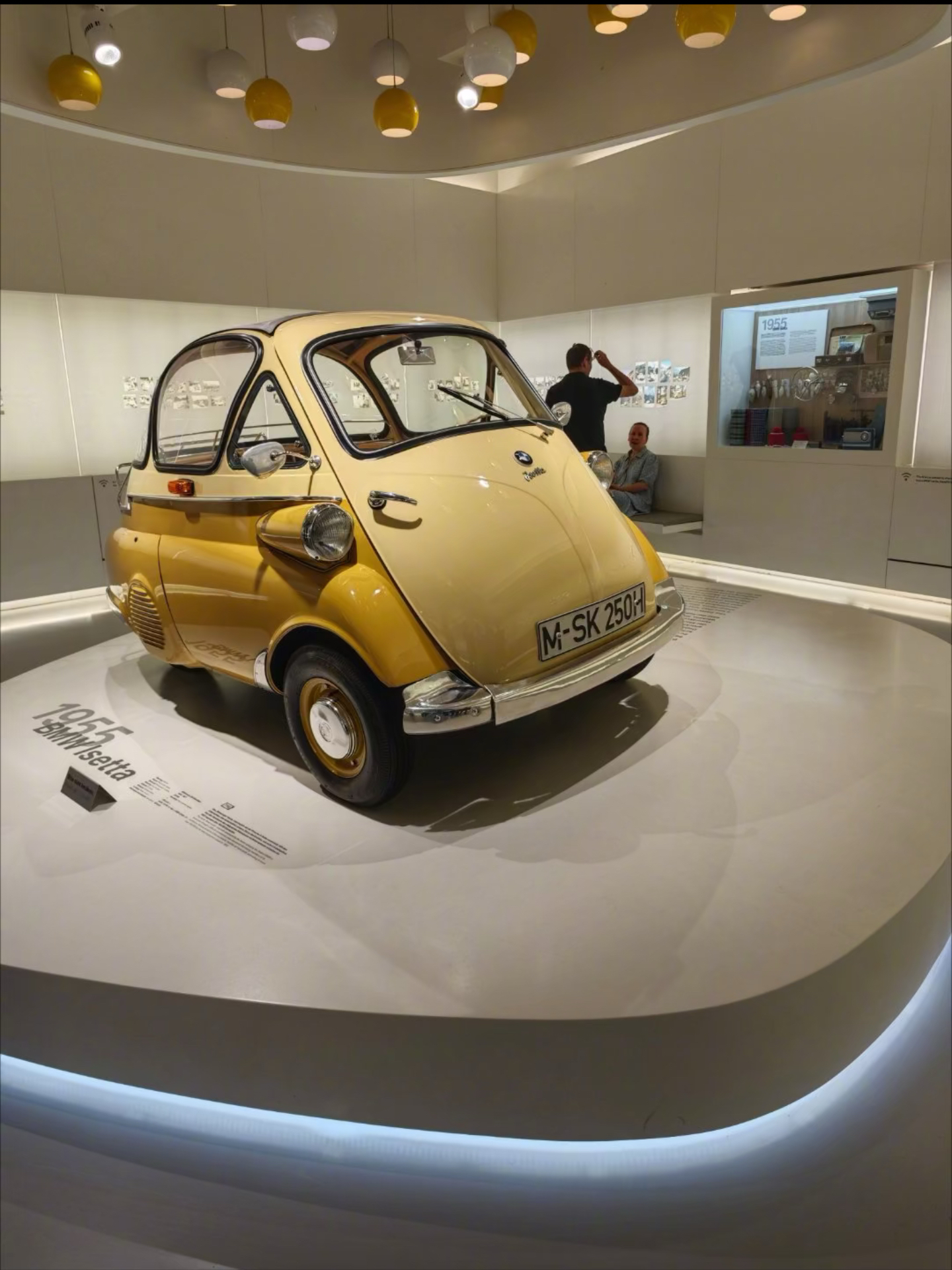 印象最深的就是那辆 1955 年生产的 bmw isetta,人称宝马蛋车