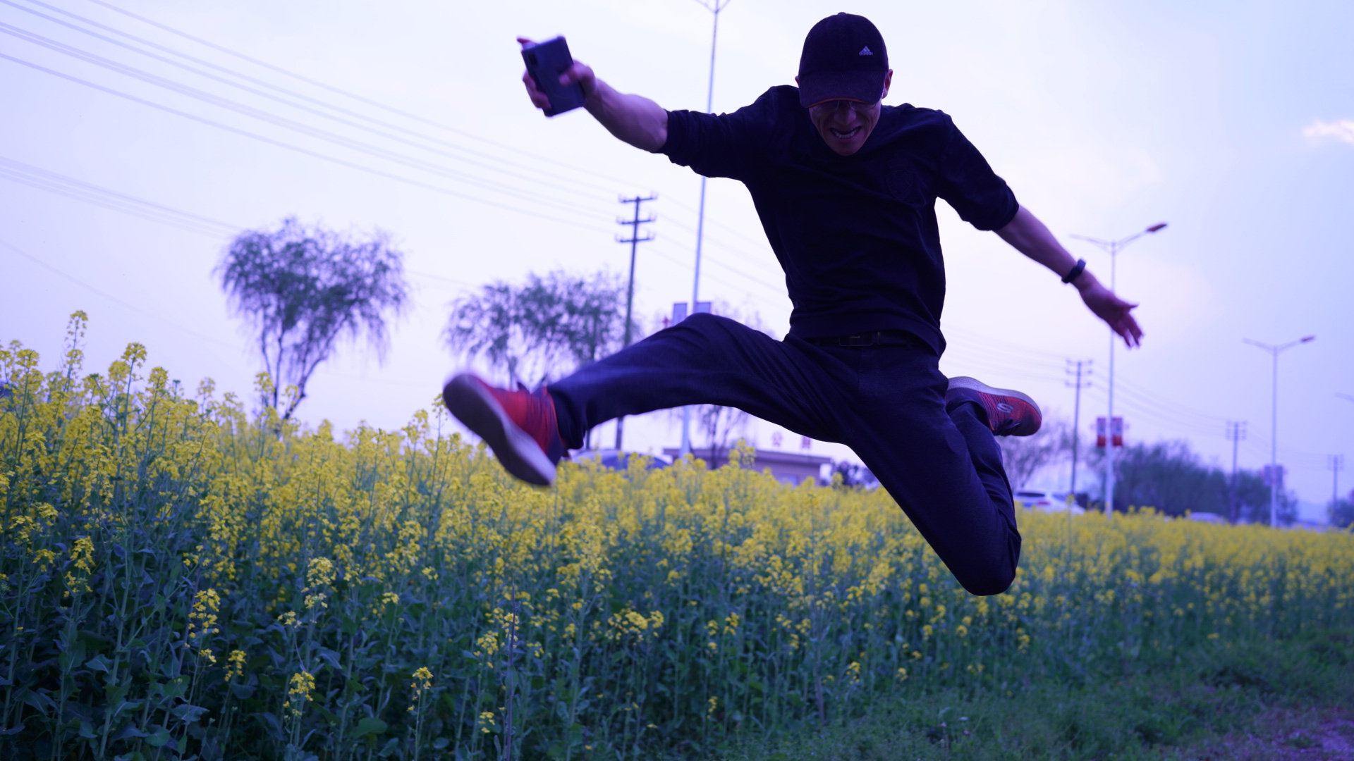 一位青春洋溢的少年,张开双臂,仿佛在空中翱翔,又像是在做一场肆意的