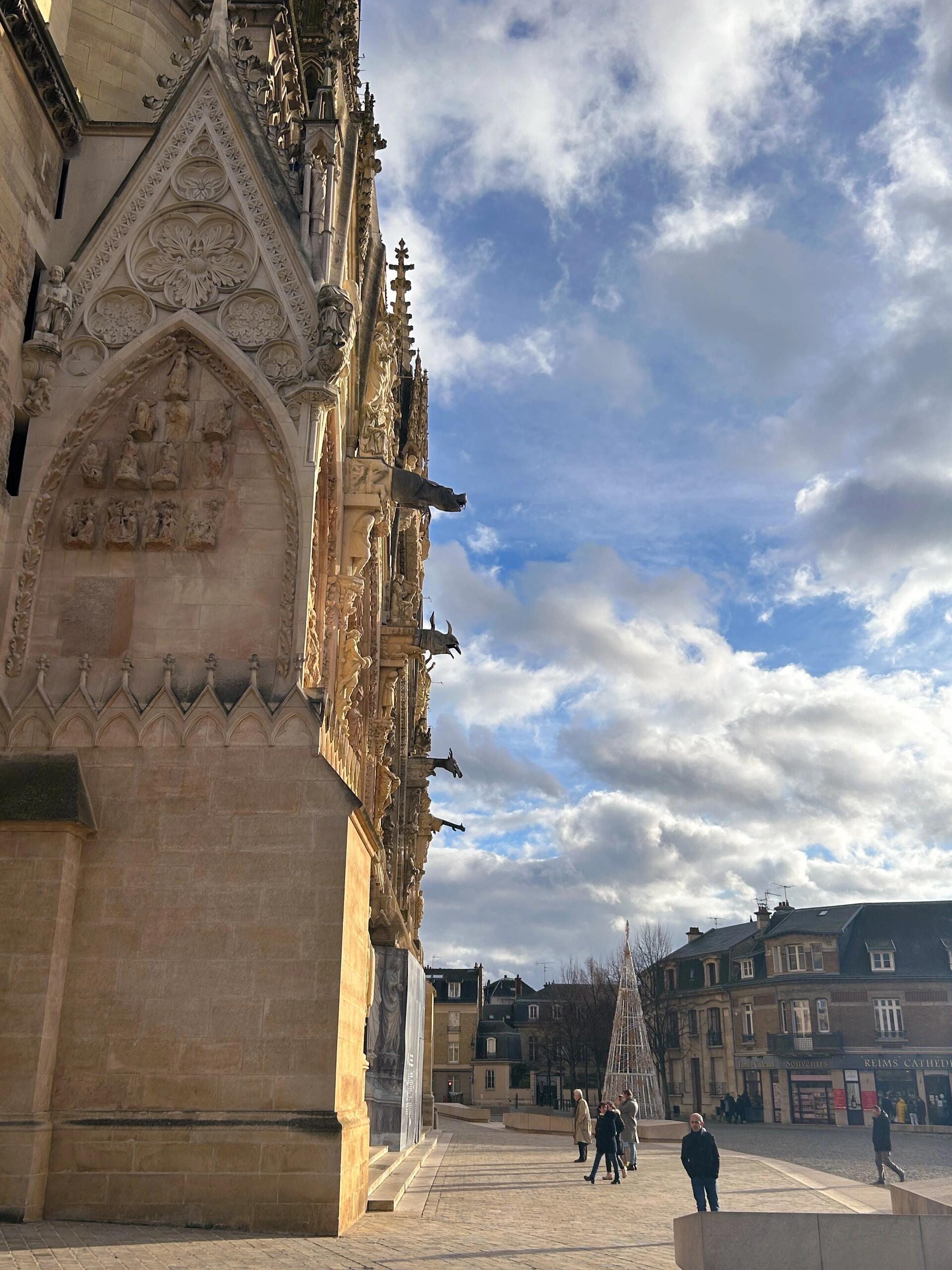 "漫步在历史的长廊下,reims的天空如此湛蓝.