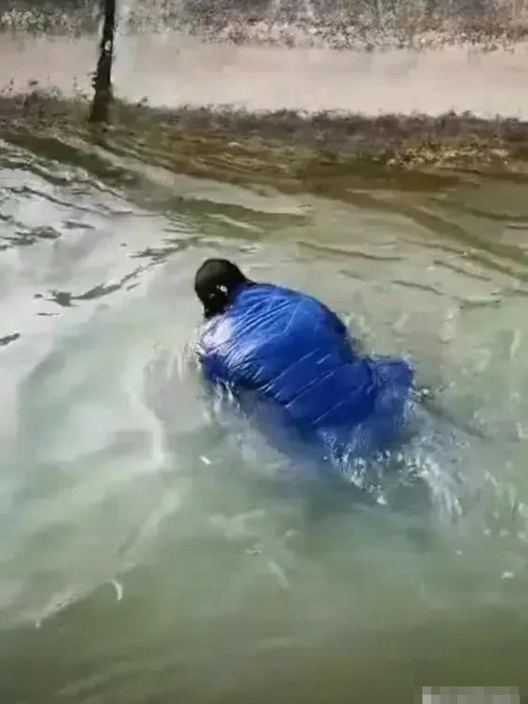 11月14日,一名少女不慎坠入河中,母亲和哥哥勇敢的跳进河中施救,结果