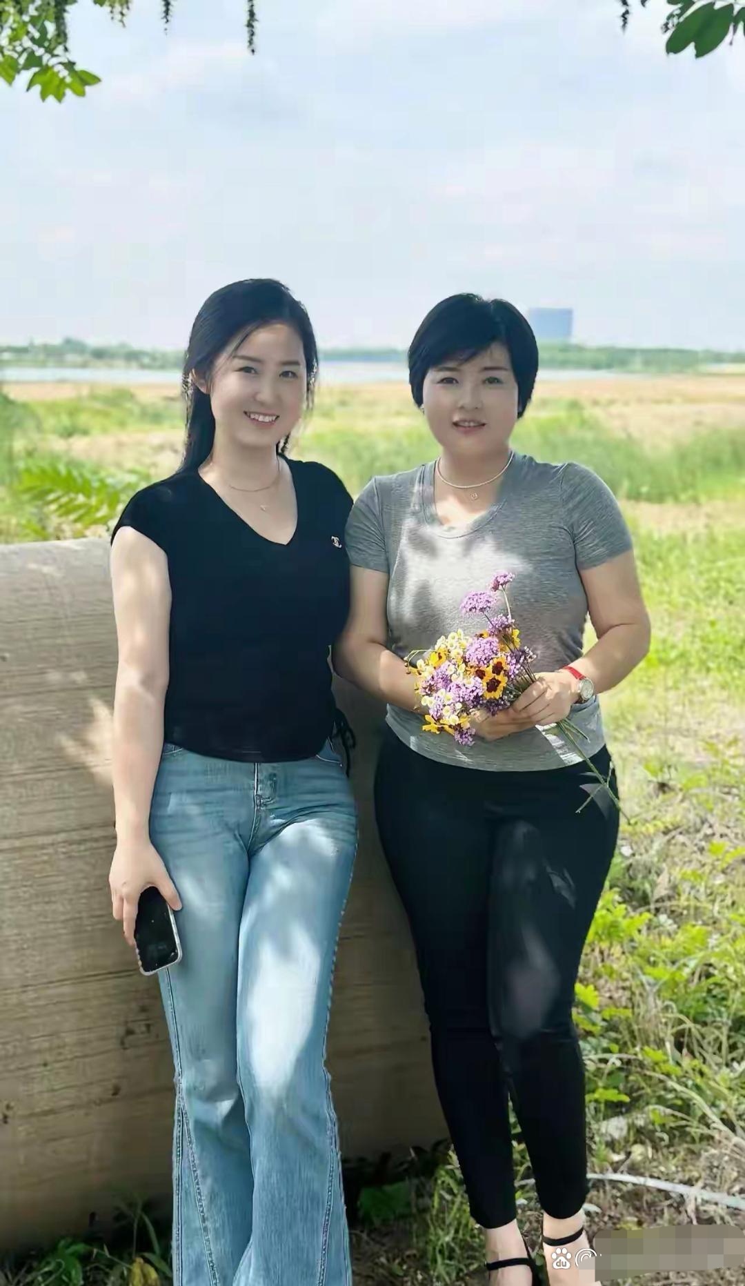 瞧瞧,咱们村里有两位村花,犹如并蒂莲般各具风姿——一位体态丰盈