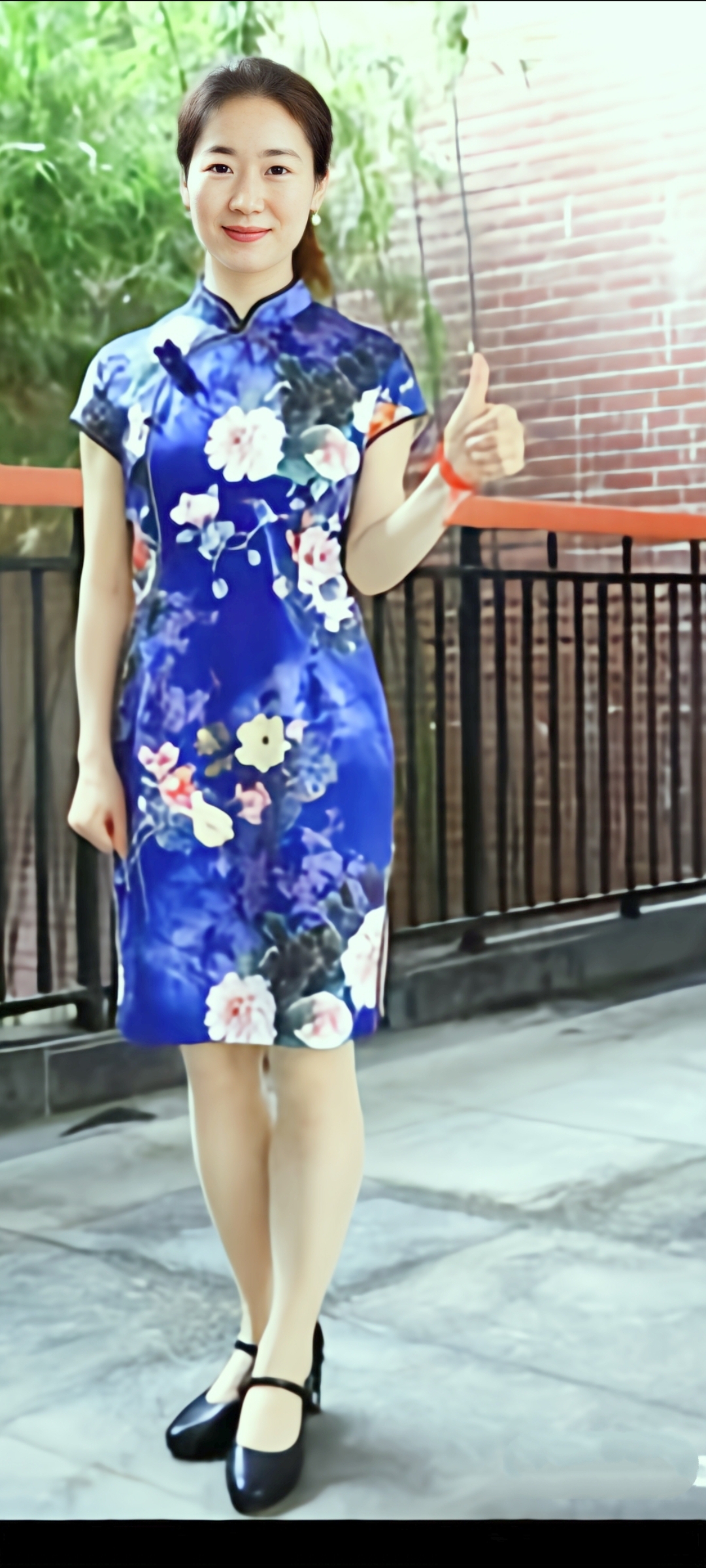 中年女人穿旗袍,如诗如画,风韵犹存,婀娜多姿,尽显中华传统文化的精髓